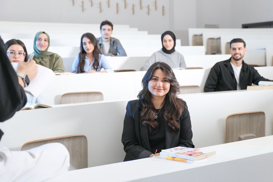 Преподаватель и студенты обсуждают план обучения